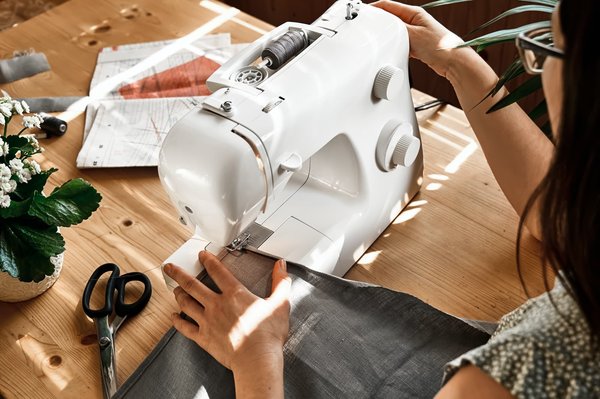 Quels sont les avantages pour un débutant de choisir une machine à coudre ?